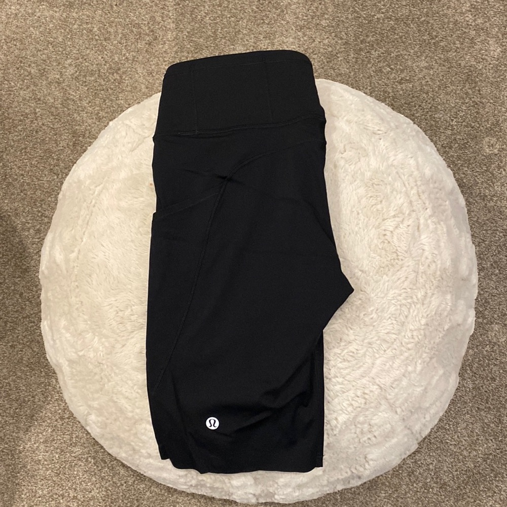Lululemon fast and free 8” SZ 8…like new condition